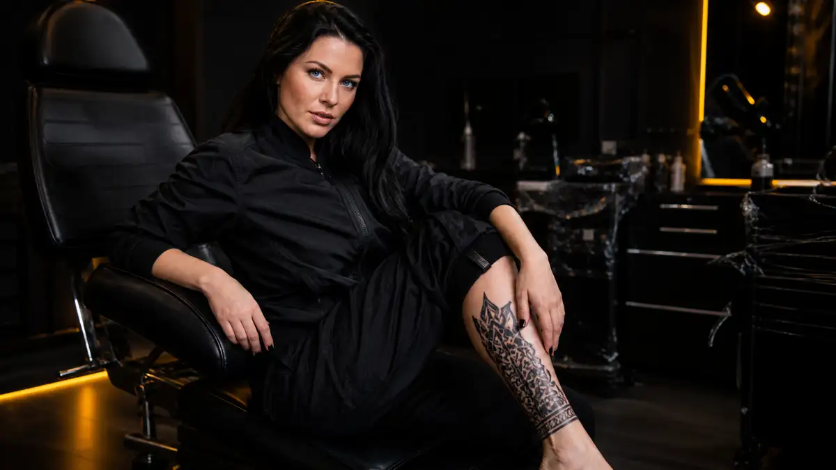 Kojų tatuiruotės: blauzda ir šlaunis