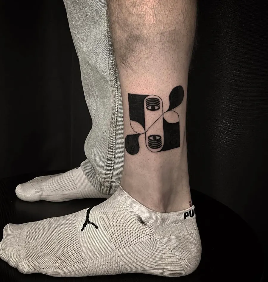Blackwork tatuiruotė 34, Krustowich Ink, Vilnius